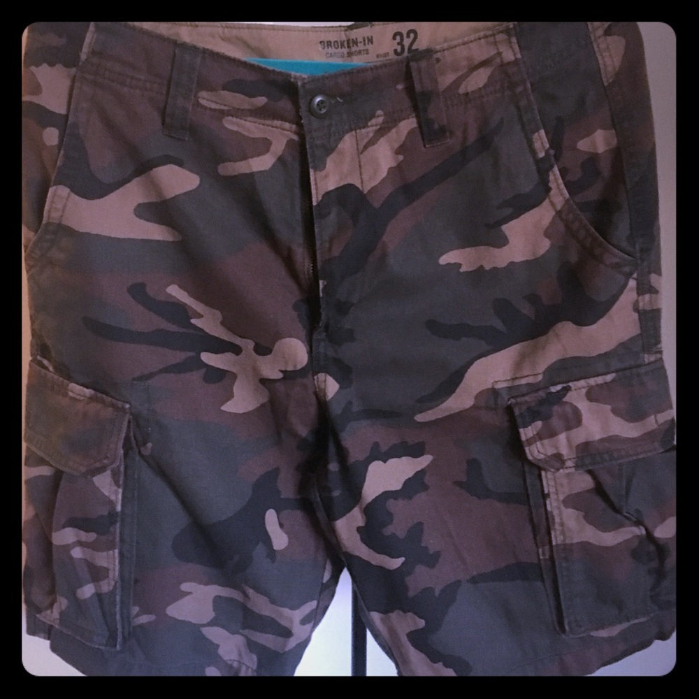 Men’s camouflage cargo shorts